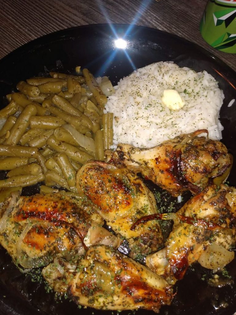 Baked chicken wings, white rice and green beans..