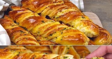 Cheese Twisted Bread - Irresistible homemade breadsticks with melted cheese and parsley, a perfect appetizer.