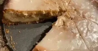 Honey Bun Cheesecake Recipe - Creamy cheesecake topped with cinnamon-infused glaze